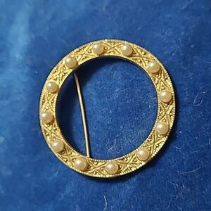 2/$12 Large goldtone circle brooch with faux pearls
